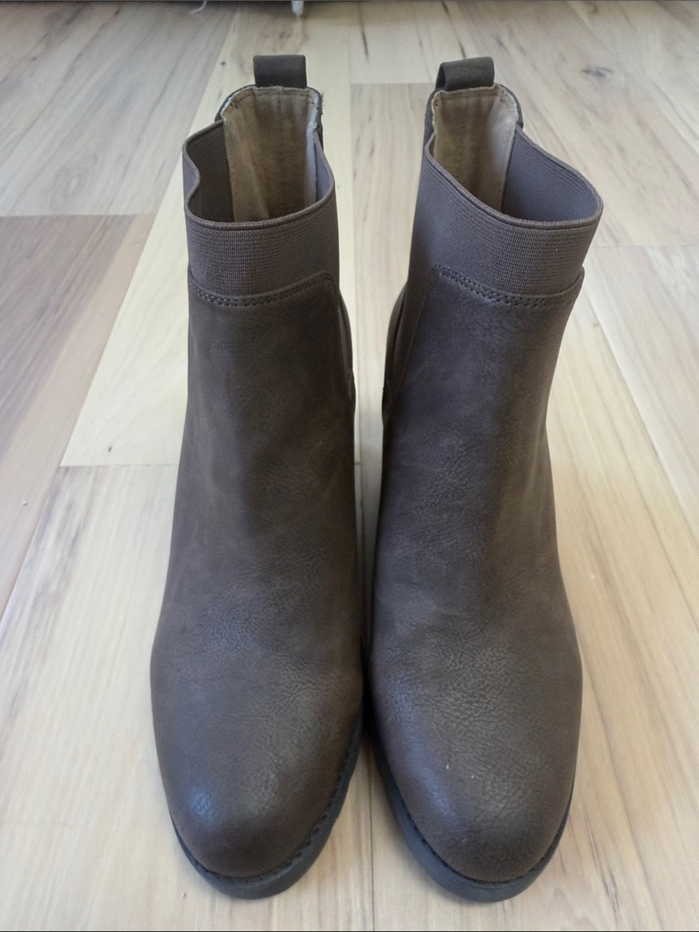 Crown Vintage Women's Brown Chelsea Ankle Boots